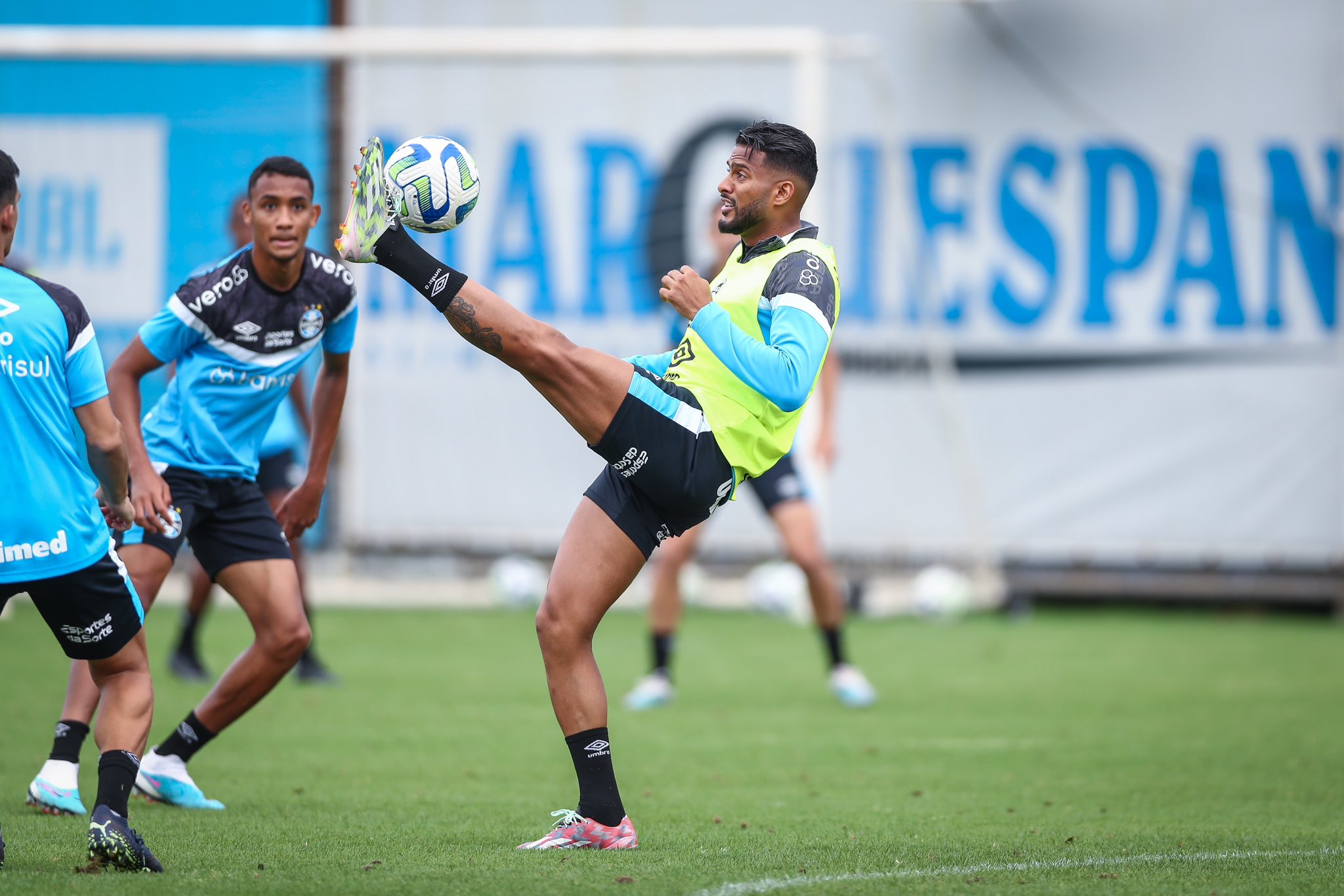 Grêmio finaliza preparativos e viaja para Curitiba