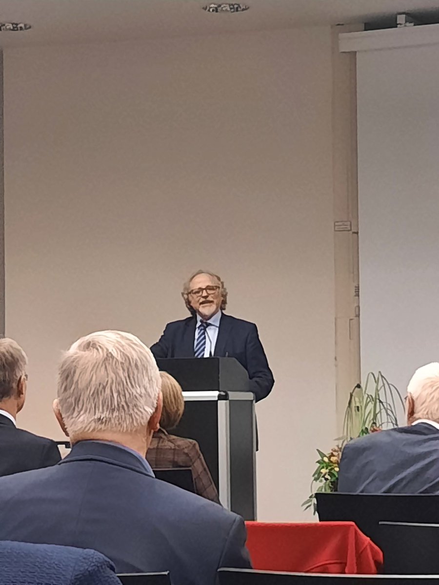 Der Saal <a href="/ICS_Muenster/">ICS Münster</a> füllt sich, Heiner Bielefeldt (<a href="/UniFAU/">FAU Erlangen-Nbg</a>) steht in den Startlöchern: Vortrag zum 80. Geburtstag von Karl Gabriel zum Thema 'Ein #Menschenrecht als Bastion des Anti-Genderismus?' an der <a href="/uni_muenster/">Universität Münster</a>