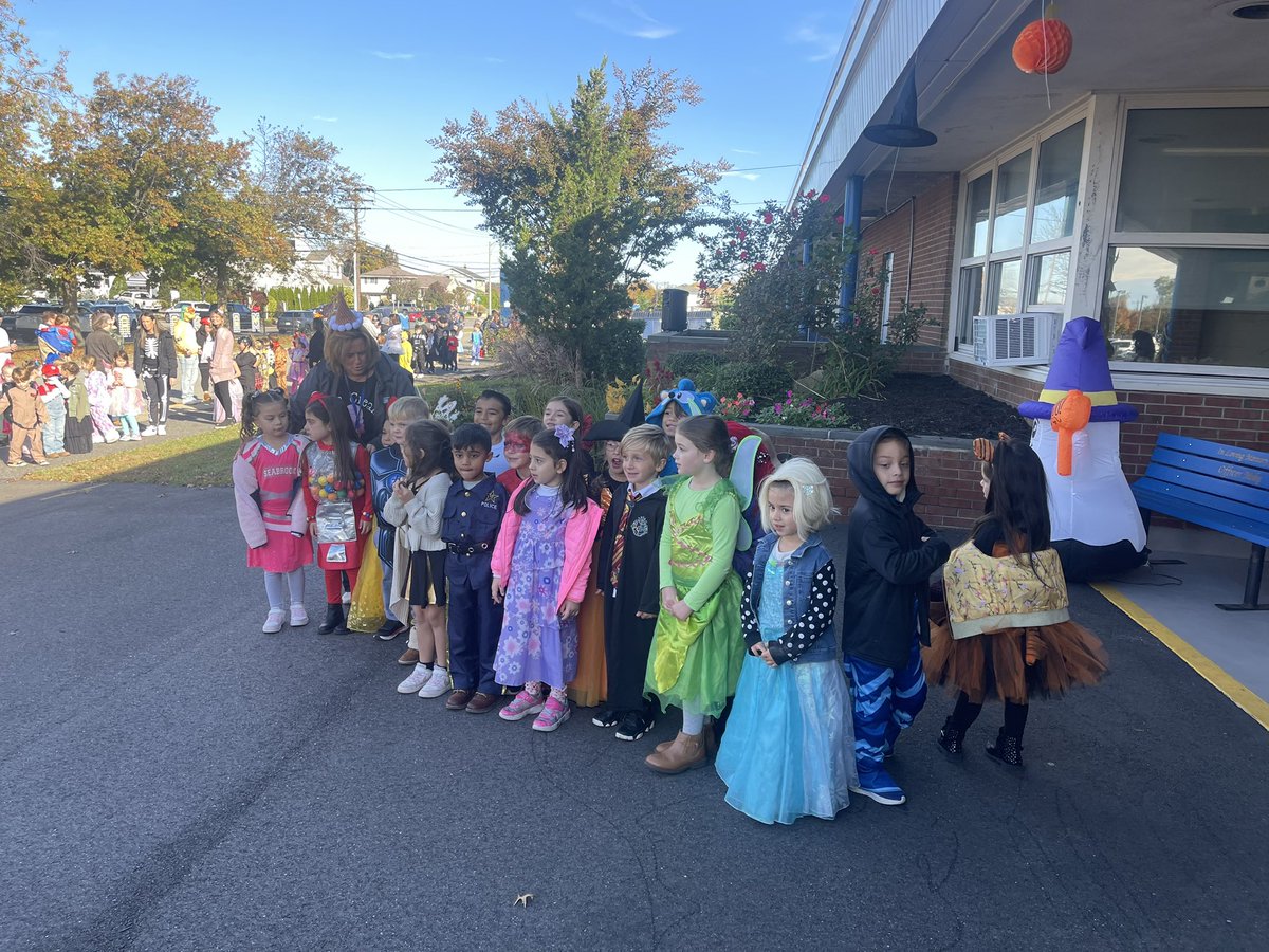 Great parade today <a href="/MandalayEl/">Marie Pisicchio</a> !