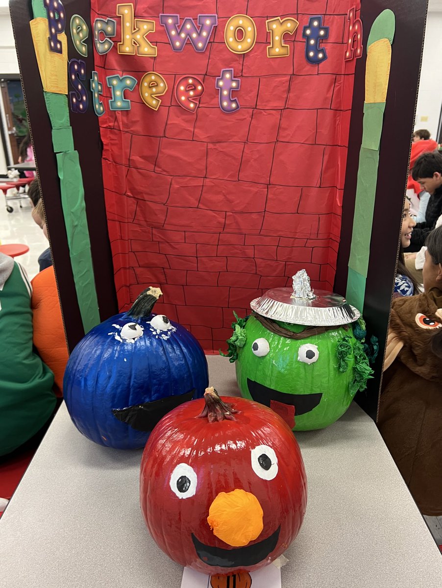 7thMacarthur's tweet photo. 7th-grade annual pumpkin painting competition! We had so many creative themes for this year! May the best advisory win. 🎃 #machaspride #proud2bd23 https://t.co/ES7hlV7rCM
