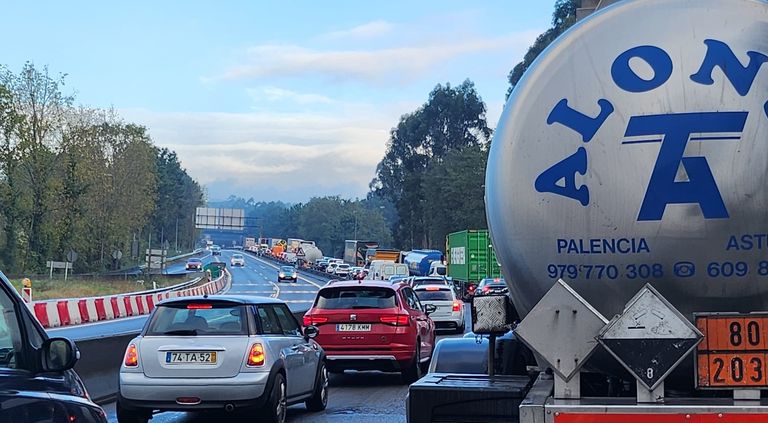 vozvigo's tweet photo. Un accidente entre cinco coches colapsa la A-55 entre Vigo y O Porriño https://t.co/MpCs6HKmIb https://t.co/MYVLt1Ydrf