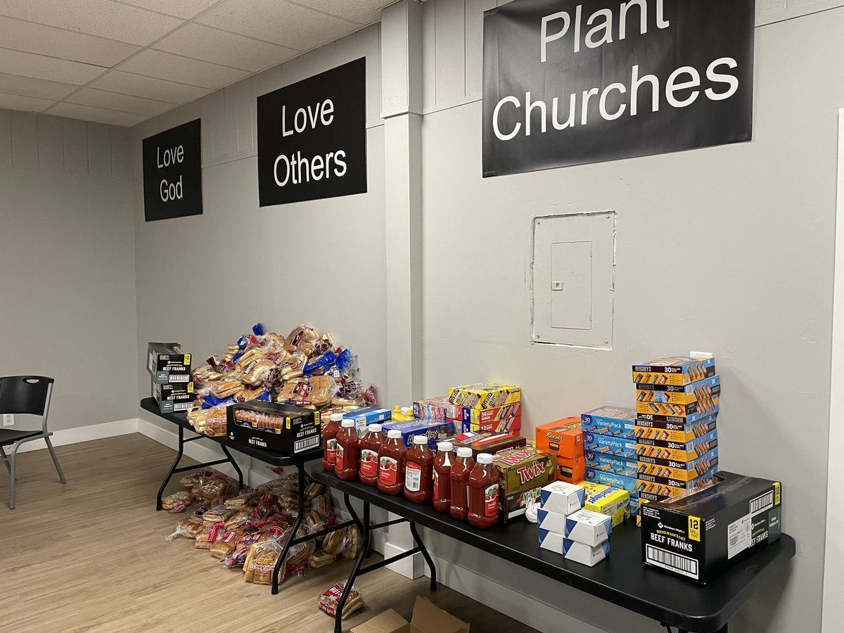 MorganGraceUT's tweet photo. We’re excited to pass out candy bars and hot dogs to our neighbors in Morgan County Tonight! @sendnetwork @sendsaltlake @bobbewould @danieljsavage @NAMB_SBC @Ecclesiologian @kevezell https://t.co/KBlAkdOhGh