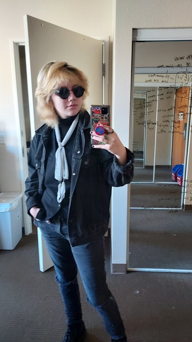 rabbitworldz's tweet photo. @GoodOmensPrime me yesterday and me at a convention a few months ago 🫶 https://t.co/wSbmq2hK03