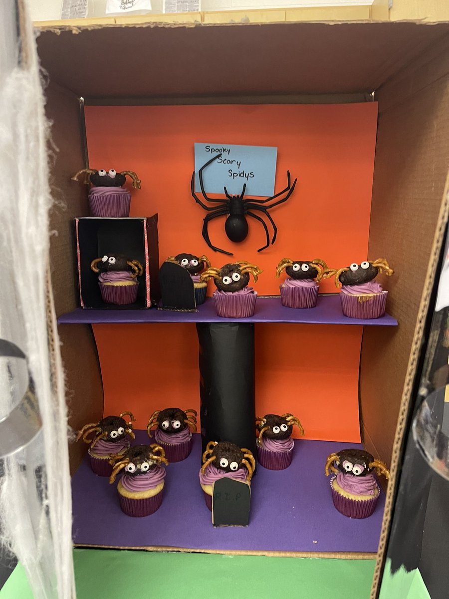 DrMcNeal_HWMS's tweet photo. Sweet and creative things going on at Hallie Wells!!!! Few things beat Cupcake Wars and a pumpkin decorating contest! #DoWellBeWell @HallieWellsMS @HWMS_Library https://t.co/VGNXxnKPtO