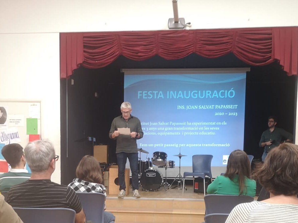 consorciedubcn's tweet photo. ✨L'@INSJoanSalvat celebra la transformació que han viscut els darrers 3 anys el seu projecte pedagògic i equipament!🏫Un projecte potent i engrescador que ha estat possible gràcies a l'esforç col·lectiu de #Consorciedubcn, direcció i claustre, famílies, districte i entitats... https://t.co/d7bwG8QU0S