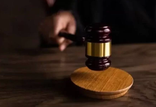Metropoles's tweet photo. ➡ Réu solto no julgamento: juiz diz que mulher esfaqueada culpou bebida

Sidnei Moreira Rodrigues foi solto no mesmo dia em que o Tribunal do Júri o condenou a oito anos de prisão por tentativa de feminicídio

Leia na #ColunaGrandeAngular: https://t.co/gJbCF2oeZa https://t.co/flnMEMcgYN