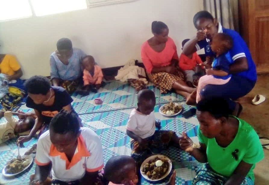KanyinyaV's tweet photo. Mugusoza ukwezi kwahariwe ibikorwa by'ubukorerabushake Urubyiruko rwabakorerabushake muri @kanyinya_sector bakoze ibikorwa bitandukanye birimo:gutegura #indyo yuzuye,bubatse #umurima wigikoni ndetse banatanze #inkoko 8 kubana bari mumutuku @NyarugengeV @jacques_murego https://t.co/v4f1cPJ6YP