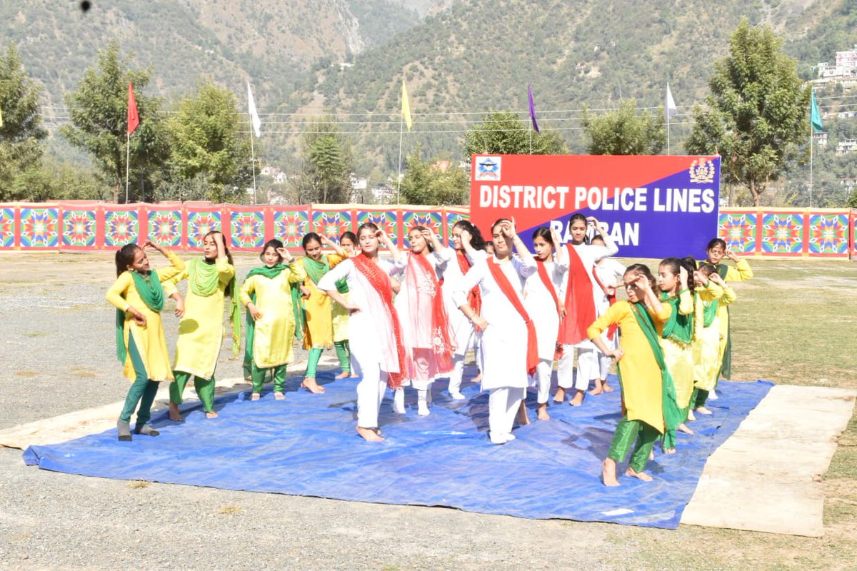 Today, Ramban Police observed 'Rashtriya Ekta Diwas' throughout district Ramban by organising Parade, Unity Pledges, Run for unity & Cultural events. @OfficeOfLGJandK @JmuKmrPolice @igpjmu @ZPHQJammu @mohita_ips @WansaWaqarBatt @diprjk