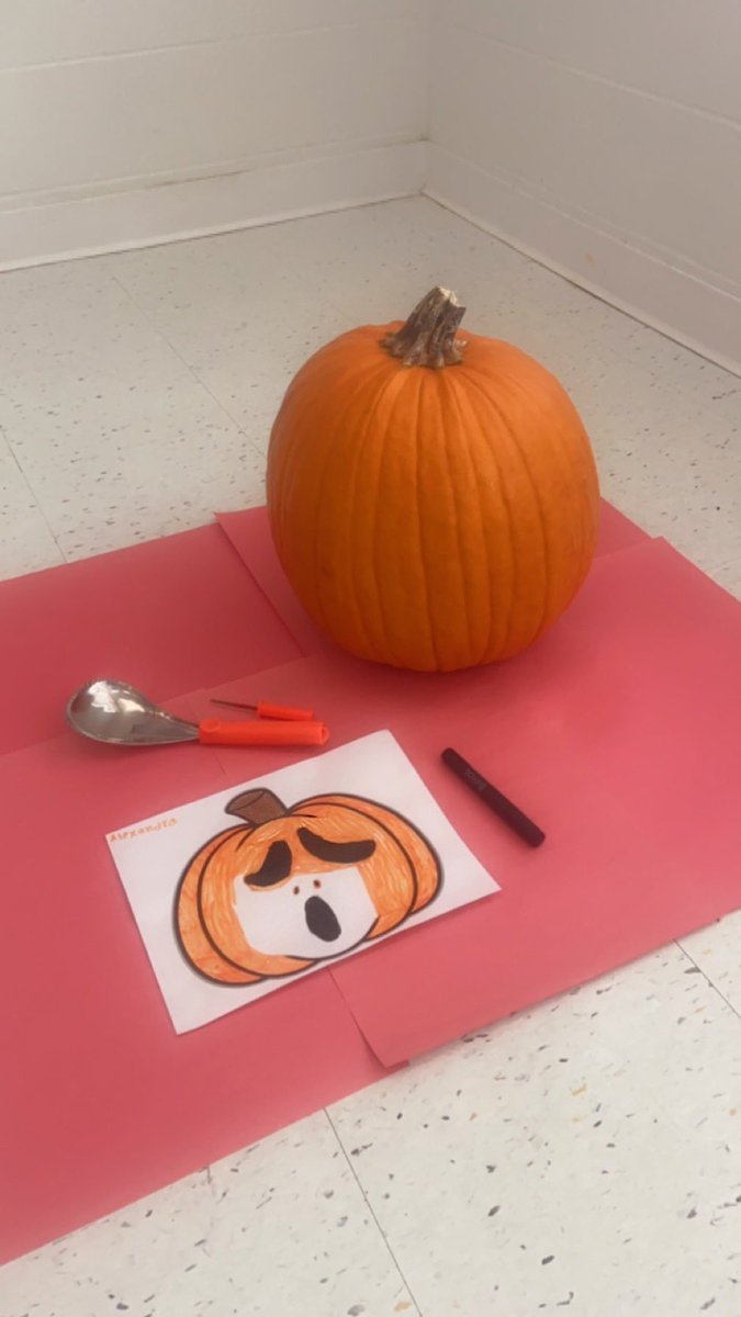 MsSansone1's tweet photo. Pumpkin carving fun with the Grade 2s @SJECES 🎃👻❤️ https://t.co/MGNqjwDSfP