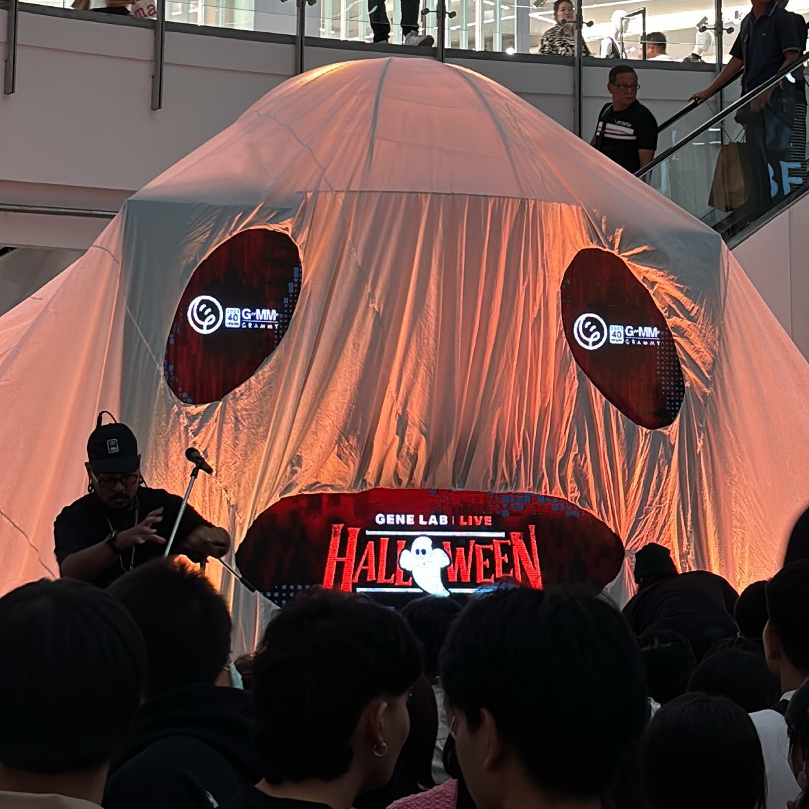 ployyikiki's tweet photo. ขอบคุณที่จัด music live นะคะ เวทีน่ารักมาก ศิลปินคุณภาพทุกวงเลย ได้ฟังเพลงของศิลปินวงโปรดแล้วฮีลใจได้มากๆเลย ส่งท้ายเดือนตุลาคมไปกับความทรงจำดีดี แฮปปี้ฮาโลวีน 🫶🏻👻✨🎃🩷🥰 #GeneLabLIVEHalloween https://t.co/izhw5W2xrW