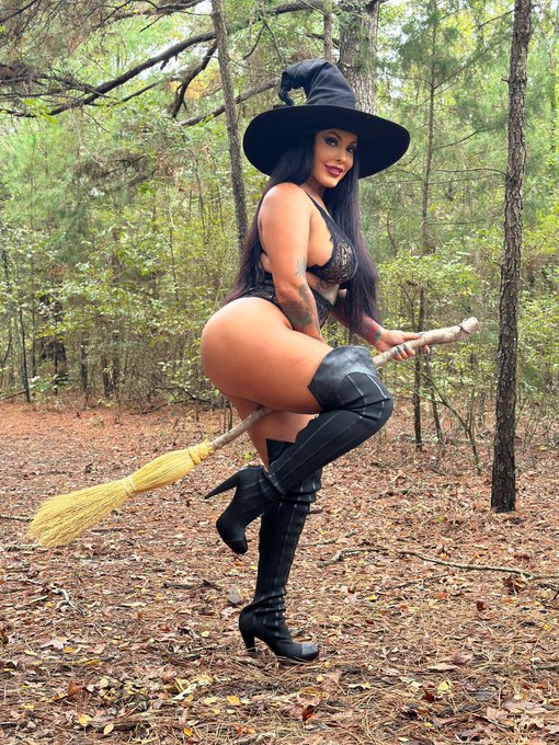 Happy Halloween 🎃   https://t.co/kcj5F8LMW6 https://t.co/0x0gXnTfWp<a href="/tag/bikini"class="tags"><span>#bikini</span></a><a href="/tag/vacation"class="tags"><span>#vacation</span></a><a href="/tag/summer"class="tags"><span>#summer</span></a>