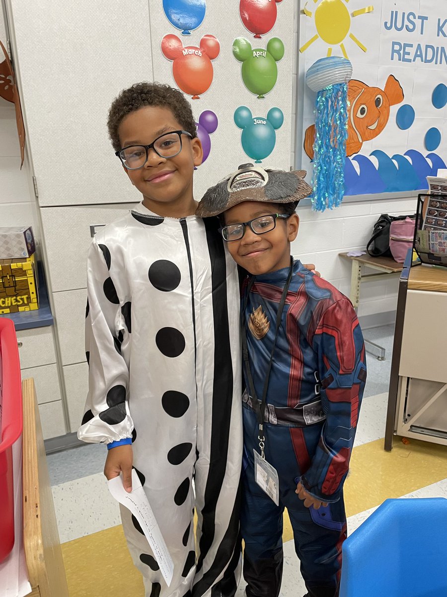 Dilworth_FLC's tweet photo. Annual Spooky Walk with our 2nd grade buddies! What was really in the potion?! @Gibson_FLC #BelieveinFLC https://t.co/EkcFqYO5k3