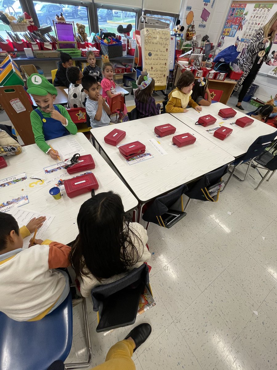 Dilworth_FLC's tweet photo. Annual Spooky Walk with our 2nd grade buddies! What was really in the potion?! @Gibson_FLC #BelieveinFLC https://t.co/EkcFqYO5k3