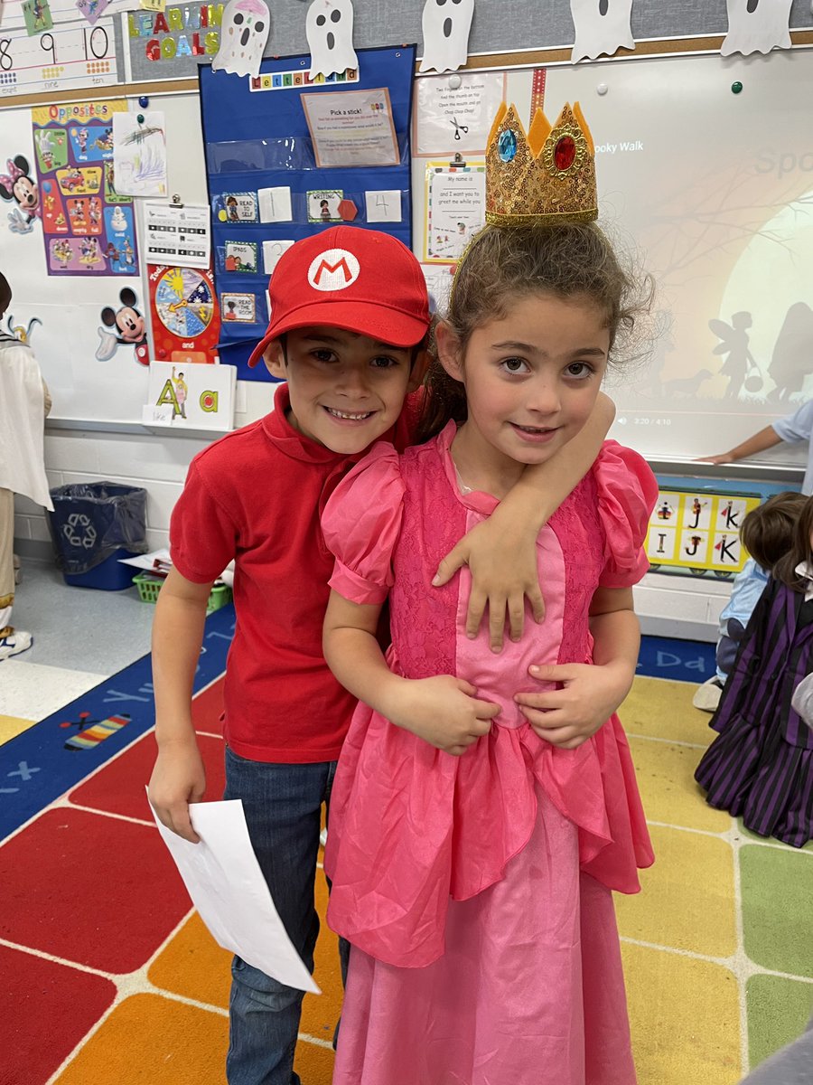 Dilworth_FLC's tweet photo. Annual Spooky Walk with our 2nd grade buddies! What was really in the potion?! @Gibson_FLC #BelieveinFLC https://t.co/EkcFqYO5k3