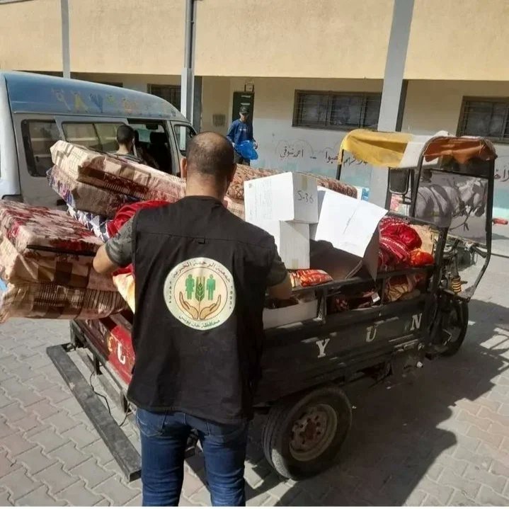 saraadim0's tweet photo. Al-Rahma Charity team is in the field, providing food parcels, mattresses, blankets, and other supplies to displaced families whose homes were destroyed. Donate now
https://t.co/fsKQ8OVIfz https://t.co/zP7W0xHZvH