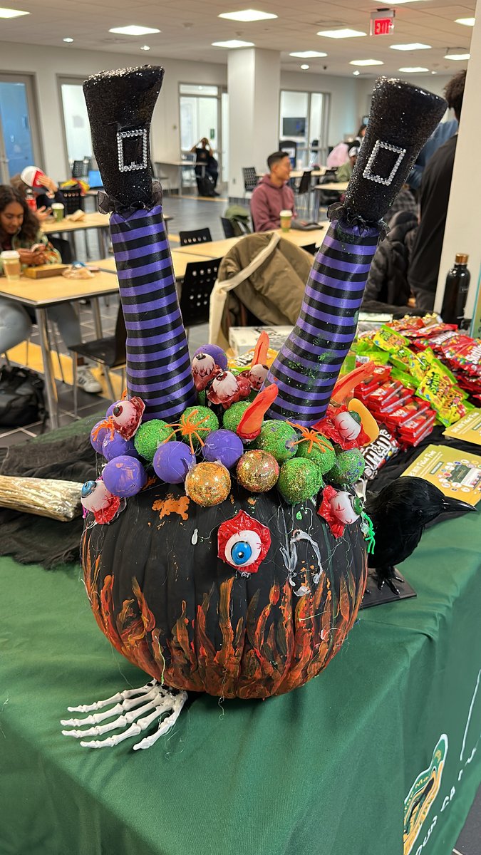 Who doesn’t love a @shopMason #Halloween pumpkin decorating contest? 👻🎃

Let us know your favorite! #MasonNation 💚💛

📷: OUB