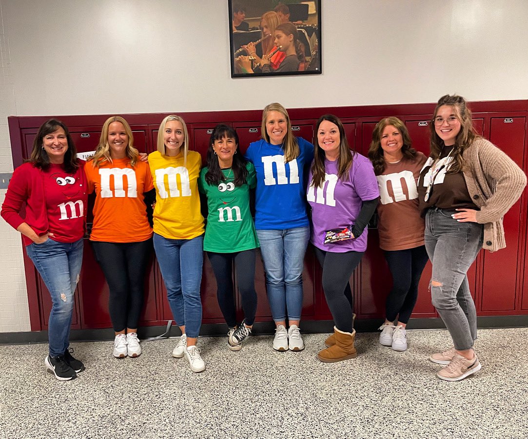 MrsGiesKMS's tweet photo. Happy Halloween from everyone’s favorite candy! ❤️🧡💛💚💙💜🤎 @KilbourneMiddle #ItsWorthIt https://t.co/BuIbSZiDKr