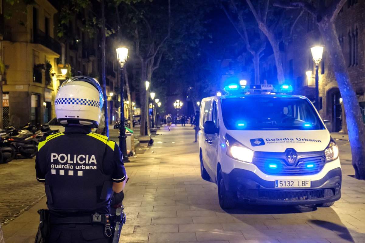 GUBBarcelona's tweet image. 🎉 La diversió i el 🛌 descans no són incompatibles: si abaixem el volum 🎚, els veïns i veïnes podran dormir 😴.

És molt fàcil:
🗣👂 Jo et parlo fluixet
🤫 Tu no crides al carrer
🔇 Ell abaixa el volum
❤ I tots vivim plàcidament

El #Respecte és la base de la convivència.