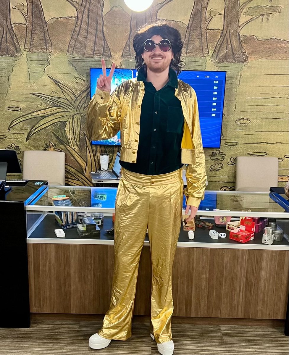 riverremedyms's tweet image. Some of our team is getting into the Halloween spirit with out-of-this-world costumes! 👽🧙‍♀️ Wishing you a munchie-filled, candy-coated, and pumpkin-spiced Halloween! 🍫🎉 

#HappyHalloween #SpooktacularFun #RiverRemedy