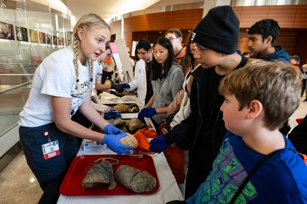 Kids embrace #science @wiscifest Hands-On expo. ow.ly/hTCE50Q1Xkr via @uwmadison #Wisconsin #discovery