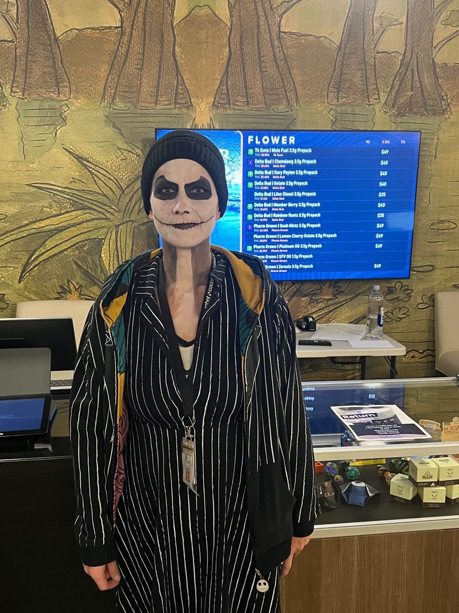 riverremedyms's tweet image. Some of our team is getting into the Halloween spirit with out-of-this-world costumes! 👽🧙‍♀️ Wishing you a munchie-filled, candy-coated, and pumpkin-spiced Halloween! 🍫🎉 

#HappyHalloween #SpooktacularFun #RiverRemedy