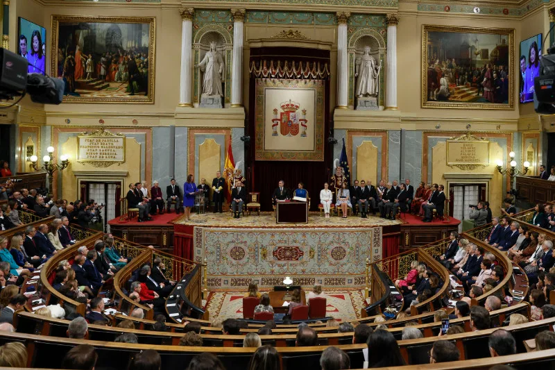 👑 La Princesa Leonor ha jurado la Constitución, marcando su mayoría de edad en un acto solemne y emocionante en el Congreso de los Diputados. 
generacionfenix.com/princesa-leono…
#PrincesaLeonor #JuraConstitución #MayoríaDeEdad #Monarquía #España #Realeza 📜
