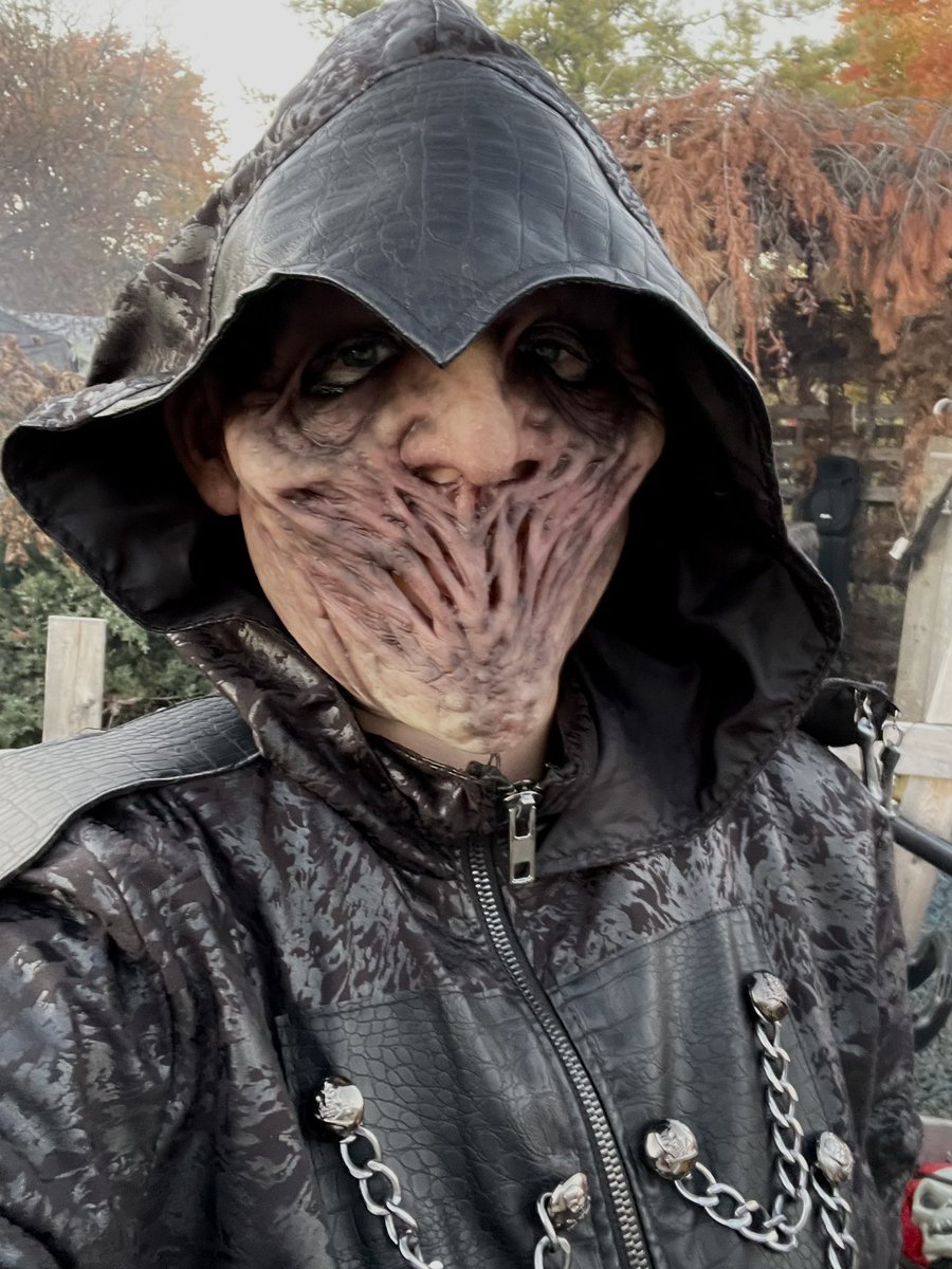 CalmGhosts's tweet photo. @chenzomauro I’ve got a few choices plus the costume I wore for my scare acting job. https://t.co/xXRjZFJQKw