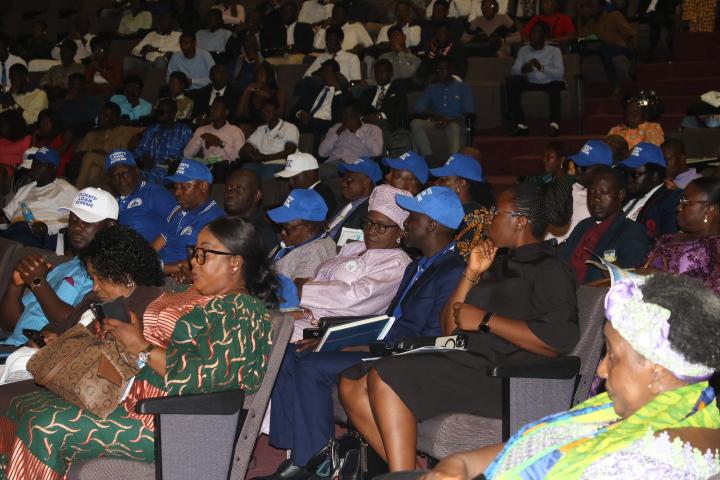 Government of #SierraLeone launches students' loan scheme fund as part of @PresidentBio's #HumanCapitalDevelopment Initiative to sustainably finance and increase equitable access to higher education in #SierraLeone

@VP_Jalloh 
@dsengeh 
@WurieHaja 
@sajaziz 
@Cee_Bah