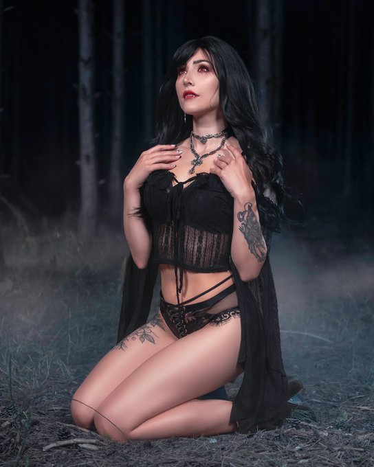 As an og emo girl I gain too much power on Halloween 🦇  📷 @shutter_owl https://t.co/zXMtj8VdDH