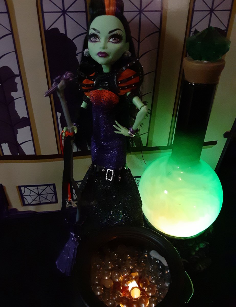 MonsterHighFC's tweet photo. Happy Halloween! 🎃
#monsterhigh #monsterhighdolls #monsterhighdollphotography #dollphotography #happyhalloween #castafierce #monsterhighhalloween #MonsterHighFanClub https://t.co/MIYcVgmWJH