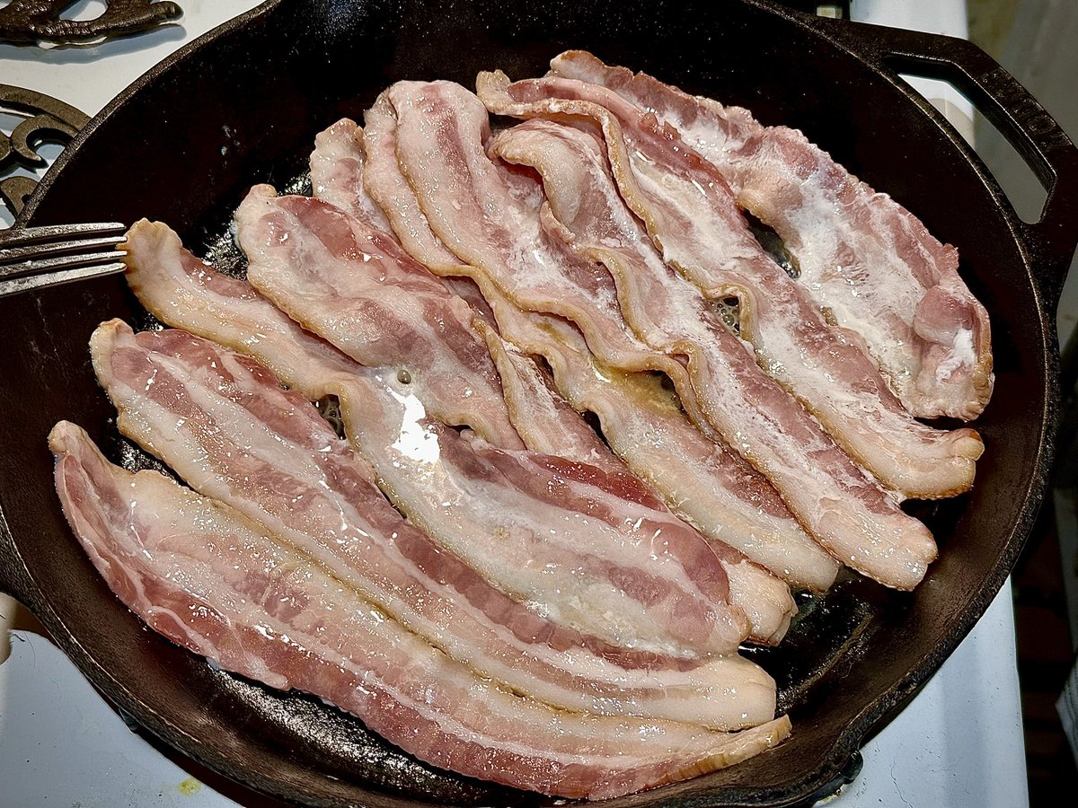 BenstksC's tweet photo. There few thing in life prettier then a @LodgeCastIron Skillet full of #Bacon.

#CookingWithCastIron #CastIronSkillet #EveryThingIsBetterWithBacon #Cooking #Bacon #CastIronCooking #NativeAmericanCooking https://t.co/FDdq4MvMz8