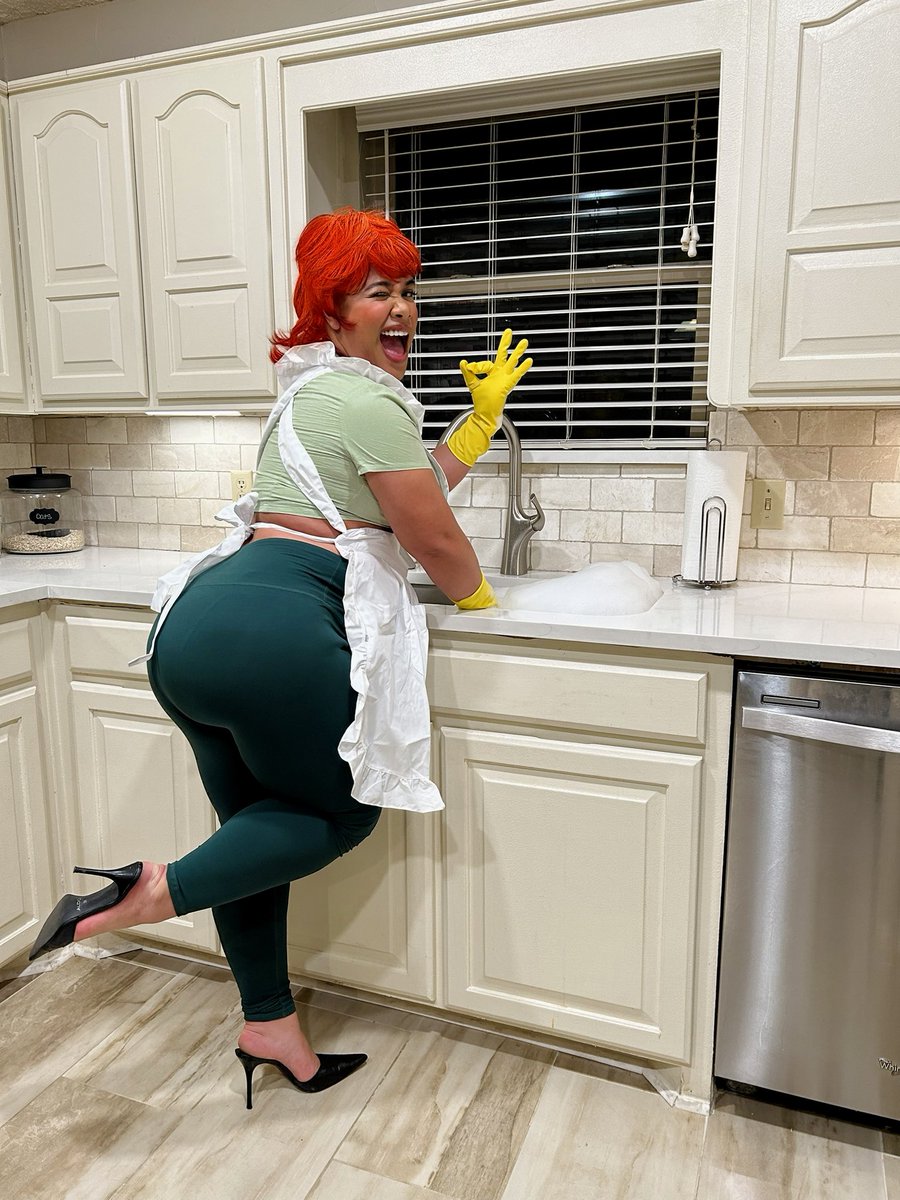 Who remembers Dexter’s Mom?! Wit her fine ass.