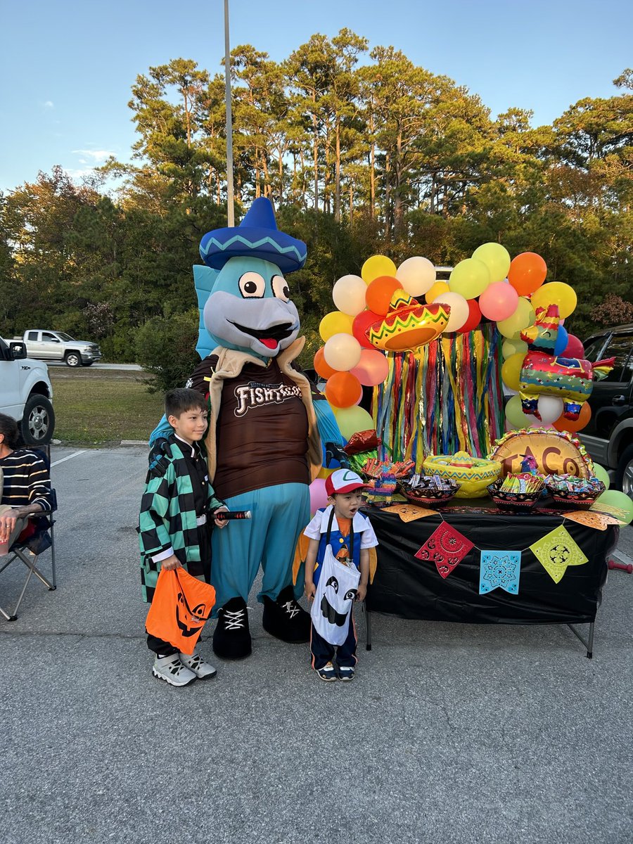 mhcmarlins's tweet photo. Have a FINN-TASTIC Halloween!
Thanks Sports Center of Morehead for hosting such a fun Trunk-or-Treat 🎃
#ShakeAHand | #GoFishTacos🐟🌮 https://t.co/YCGf81YTl5