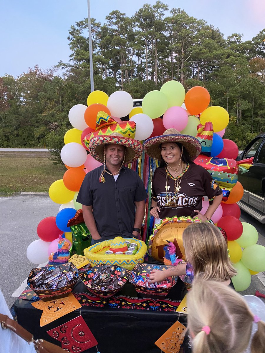 mhcmarlins's tweet photo. Have a FINN-TASTIC Halloween!
Thanks Sports Center of Morehead for hosting such a fun Trunk-or-Treat 🎃
#ShakeAHand | #GoFishTacos🐟🌮 https://t.co/YCGf81YTl5