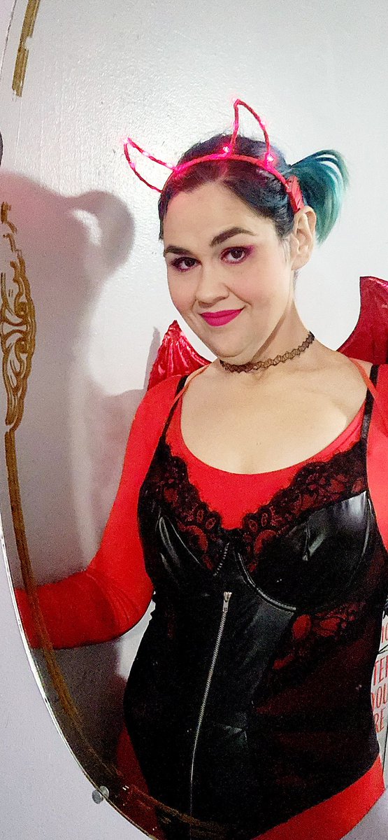 LilQueenPhoenix's tweet photo. Halloween Flash #Sale!
 Loyal #onlyfans Subjects 
$31 for a custom video. 
You pick what the messy ingredients are! Slime, batter, oil, mayo, marshmallow fluff, ect. Then I get messy in it 😈
5 min video of me in the mess!
Hurry this special ends 11:59pm Nov 1 https://t.co/b3LIdBDed5