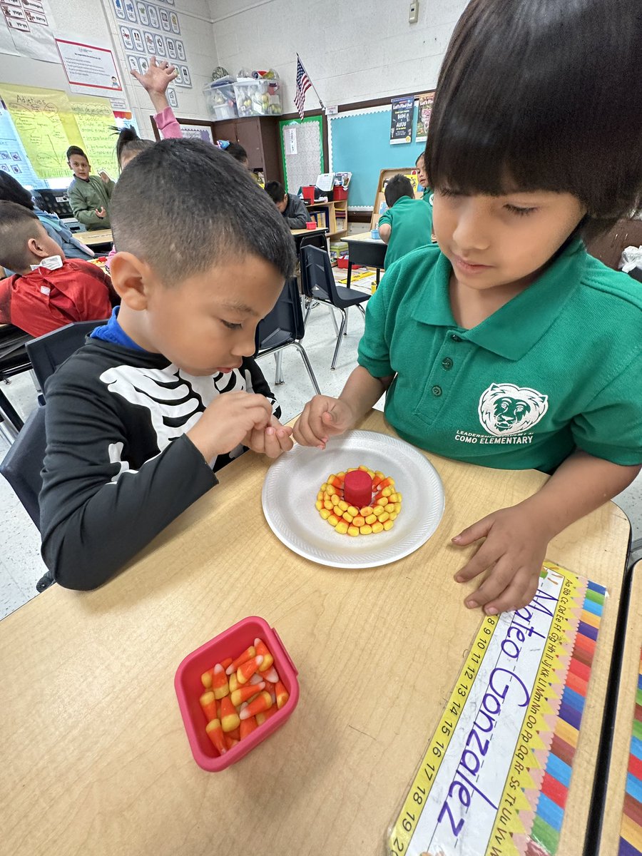 mollyp72's tweet photo. Ms. Seidenstein’s 1st graders worked on creating candy corn towers in the Candy Corn STEM Challenge. #STEM #engagement #teamwork #learnwithLAN @LANschools @LAComoFWISD @rogers_buchana https://t.co/GrOFa4PClU