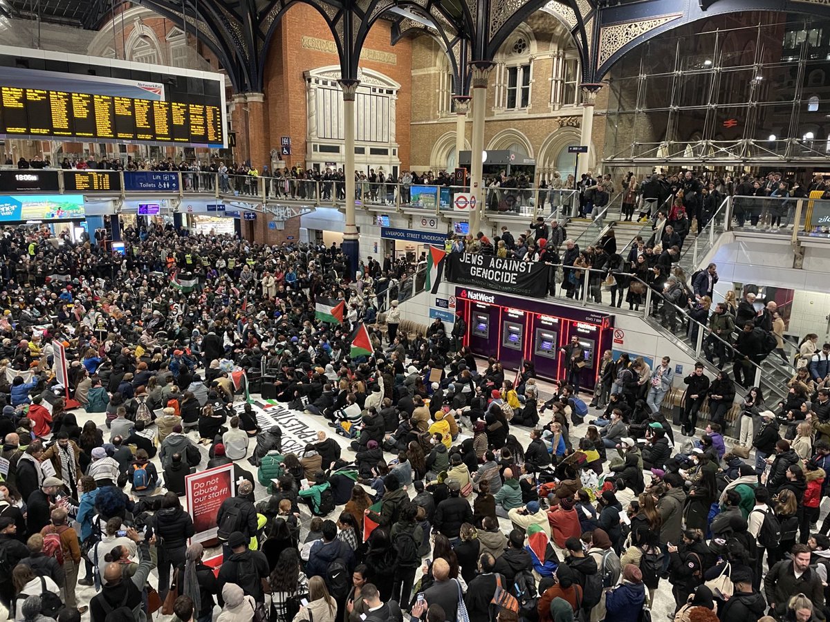 🚨HUNDREDS OF COMMUTERS HAVE JOINED OUR SIT-IN AT LIVERPOOL STREET STATION TO DEMAND AN END TO THE SIEGE ON GAZA, CEASEFIRE NOW! END THE OCCUPATION 🚨 JOIN US. WE ARE MANY.