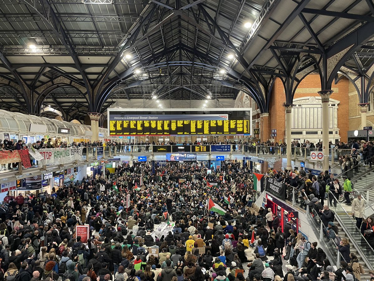 BREAKING: Thousands of people are staging a sit-in at London Liverpool Street to demand a ceasefire in Gaza and an end to the Israeli occupation of Palestine. 🇵🇸 

#CeasefireNOW