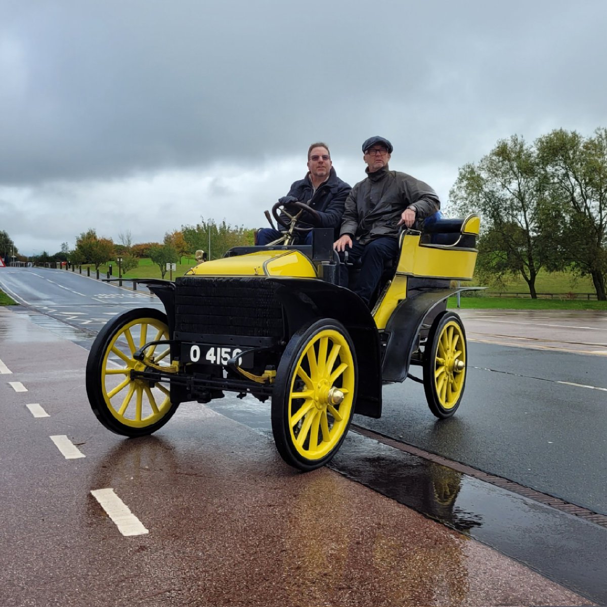 The one serious* photo I managed to snap in an altogether jovial morning in the company of @DrewPritchard and @PaulCowland_ as they got a taste of veteran car driving ahead of the @VeteranCarRun. Catch them on Sunday aboard the @BMMuseum Wolseley. #LondontoBrighton *almost