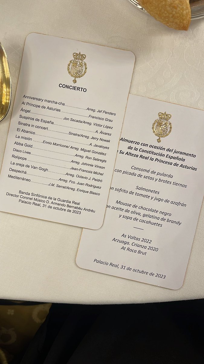 andreahenryy's tweet photo. Los dos momentos generación z del día de hoy son sin duda el BeReal con la reina, la princesa y la infanta; y despechá de @rosalia por la banda sinfónica de la guardia real. https://t.co/X4rJ2ZtAQz