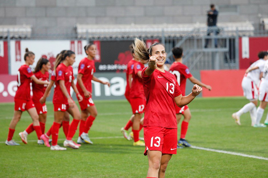 UEFA Uluslar C Ligi 2. Grup dördüncü maçında Lüksemburg'u 1-0 yenerek Uluslar B Ligi'ne yükselmeyi garantileyen A Milli Kadın Futbol Takımımızı oyuncularını ve emeği geçenleri kutluyorum. 🇹🇷 #kadınfutbolu