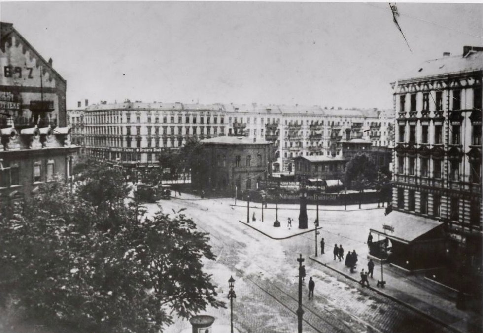 We ❤️ Badstraße: Hier eine Aufnahme vom Eckhaus Schwedenstraße / Koloniestraße in Richtung Bahndepot und Badstraße sowie Gropiusstraße. Links im Bild das rote Backstein-Wohnhaus Badstraße 40.  Aufnahme um 1900. Quelle: LAB. #Wedding #Berlin #Architektur