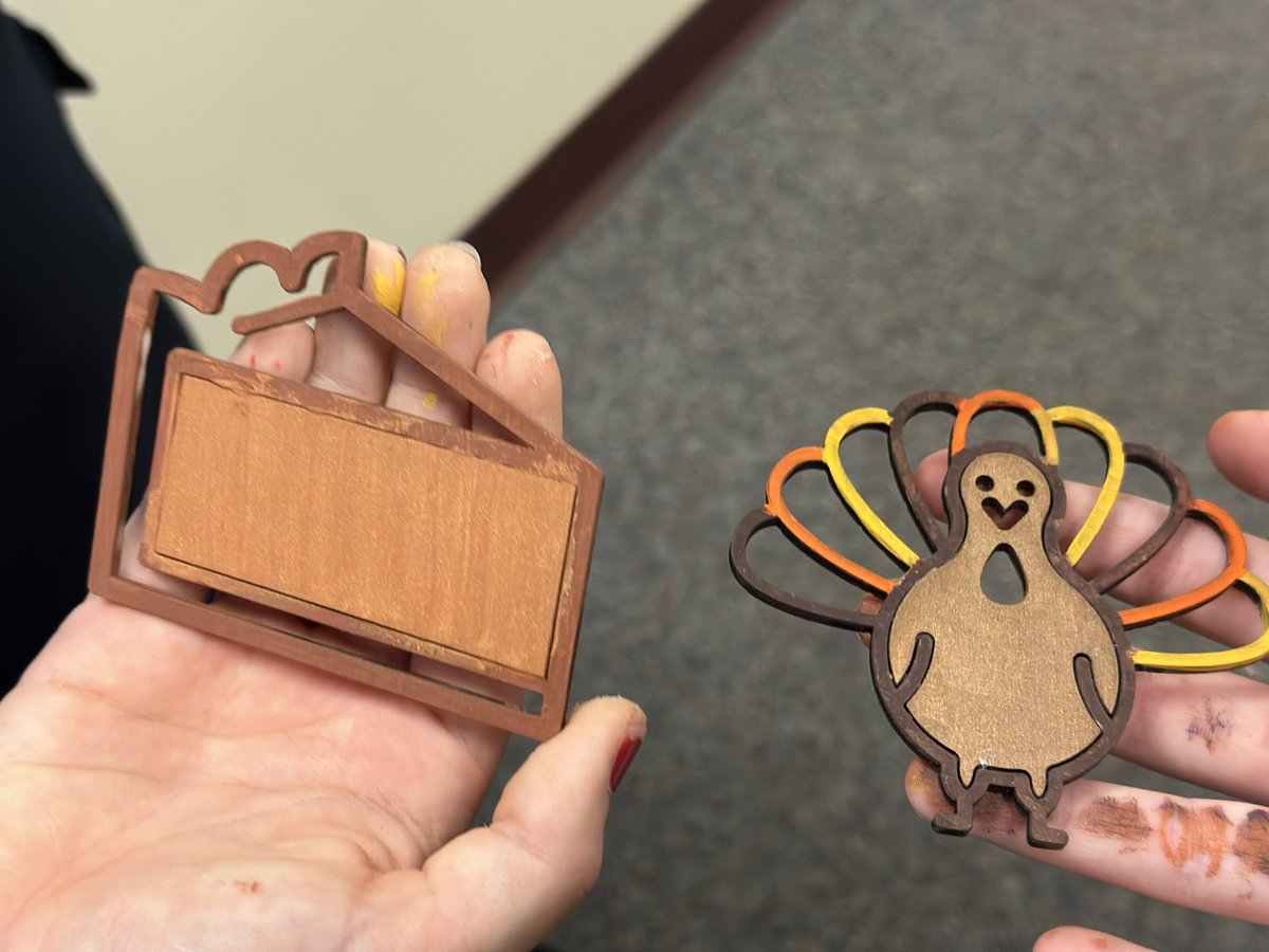 mrscastrilla7's tweet photo. Learwood Makers have been busy! Today, our school SRO was given a new door sign, designed by these amazing 7th grade students, to be customizable by season! #creativity #collaboraton #criticalthinking #ALite #ALexcellence @ALCurriculum @VNuggud https://t.co/I2mex4hp9T