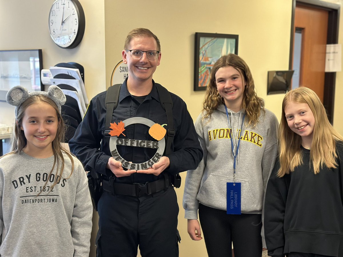 mrscastrilla7's tweet photo. Learwood Makers have been busy! Today, our school SRO was given a new door sign, designed by these amazing 7th grade students, to be customizable by season! #creativity #collaboraton #criticalthinking #ALite #ALexcellence @ALCurriculum @VNuggud https://t.co/I2mex4hp9T