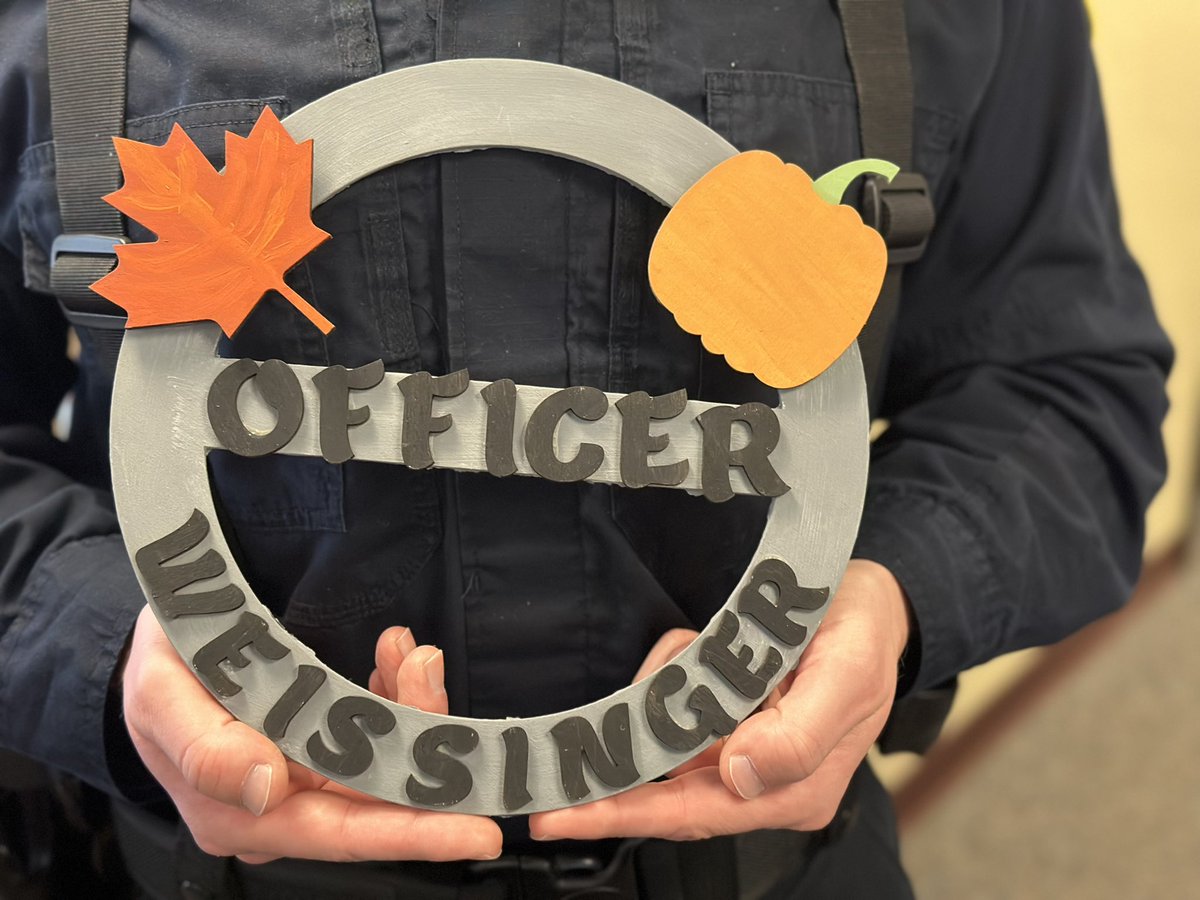 mrscastrilla7's tweet photo. Learwood Makers have been busy! Today, our school SRO was given a new door sign, designed by these amazing 7th grade students, to be customizable by season! #creativity #collaboraton #criticalthinking #ALite #ALexcellence @ALCurriculum @VNuggud https://t.co/I2mex4hp9T