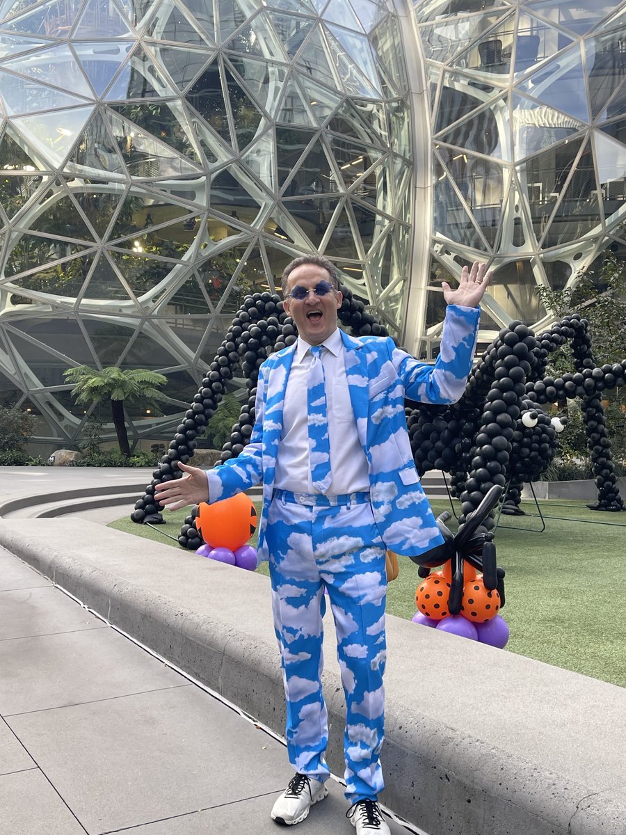 aselipsky's tweet photo. Halloween Forecast: 100% chance of cloud! ☁ https://t.co/6dR8SNYDGa