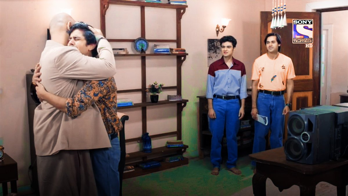 qaagazkikashti's tweet photo. SaMundit's comic scenes were love but their emotional scenes like this >>
munna in real was walking out of his house coz "sameer ka koi nhi hai, agar is waqt mai bhi uska sath chhordunga to....??" 😭🫶
HUMNE DOSTI KI KASMEIN KHAYI HAIN 🥹
#YehUnDinonKiBaatHai #SaMunDit https://t.co/LR4uEiDxHI