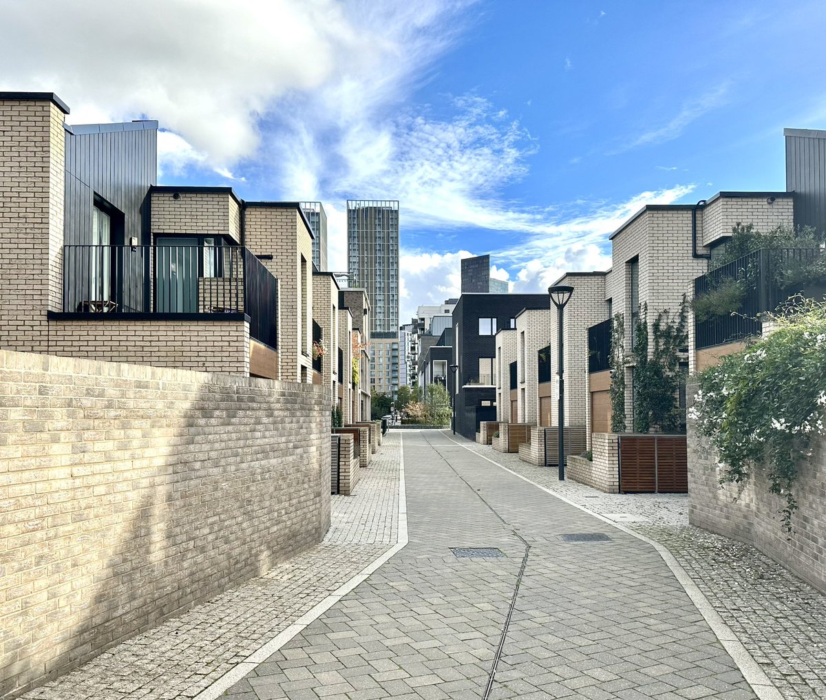 Enjoyable &amp; informative <a href="/tatehindle/">TateHindle</a> trip to Chobham Manor, Stratford. 88o family-orientated homes organised into trad. grid of streets, mews &amp; interconnected greens linked to QE Olympic Park. This is 1st of 5 new neighbourhoods that will deliver 5,500 homes &amp; community facilities