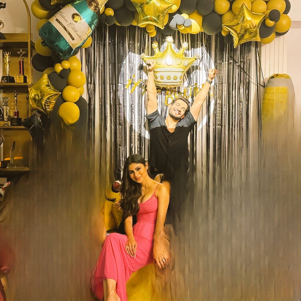 moonstorie43826's tweet photo. They are looking so sundar. ❤️🧿🥺Solo pictures milegi kya pewezzz😭

Toh dosto tum logo ko meri editing skills kaisi lagi waise wahiyat hai par phir bhi 😂😂😅

#ArjunBijlani #MouniRoy #HBDArjunBijlani https://t.co/EdxPrKM4M6