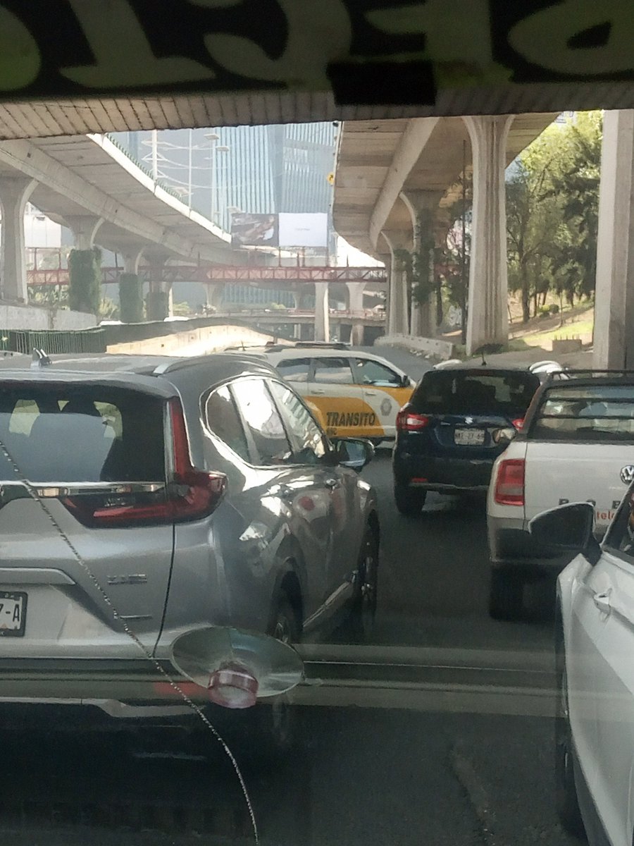 alito_89's tweet photo. Cerrados carriles centrales de Periférico a la altura de Maquinaria hacia la CDMX. Un CAOS total desde Plaza Satélite. @trafico889 https://t.co/hRDvkjmTYz